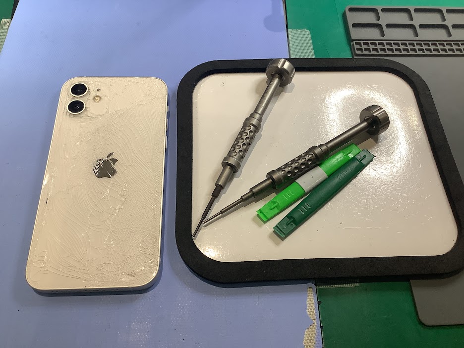 iPhone12のバッテリー交換ならデータをそのまま・最短即日修理のスマホ修理工房ラザウォーク甲斐双葉店へ